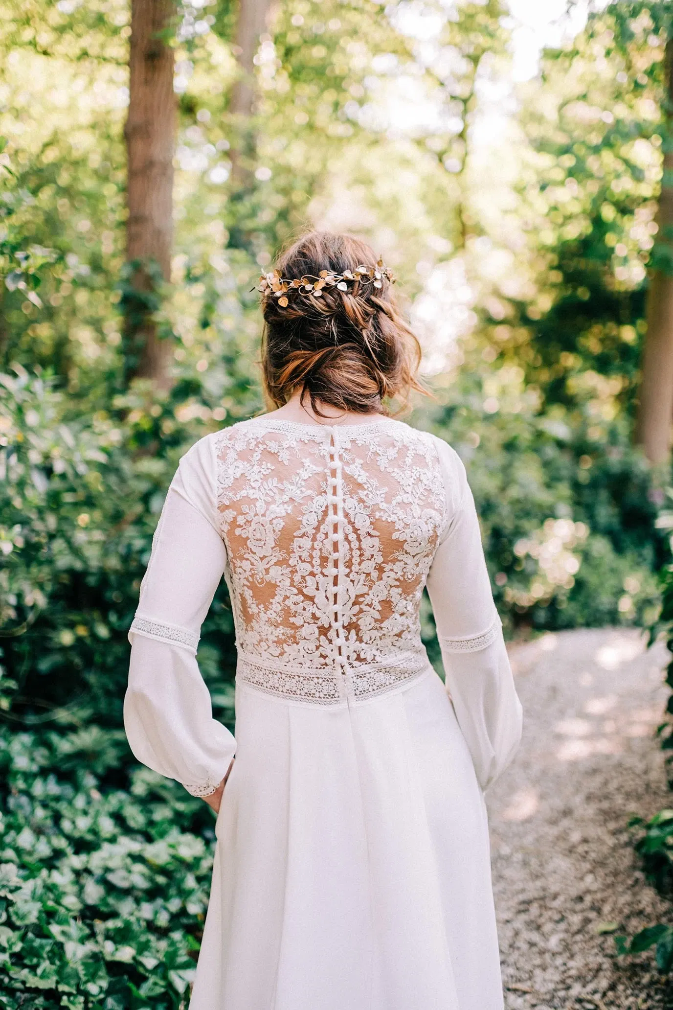 boho-bruid in trouwjurk met kanten rug