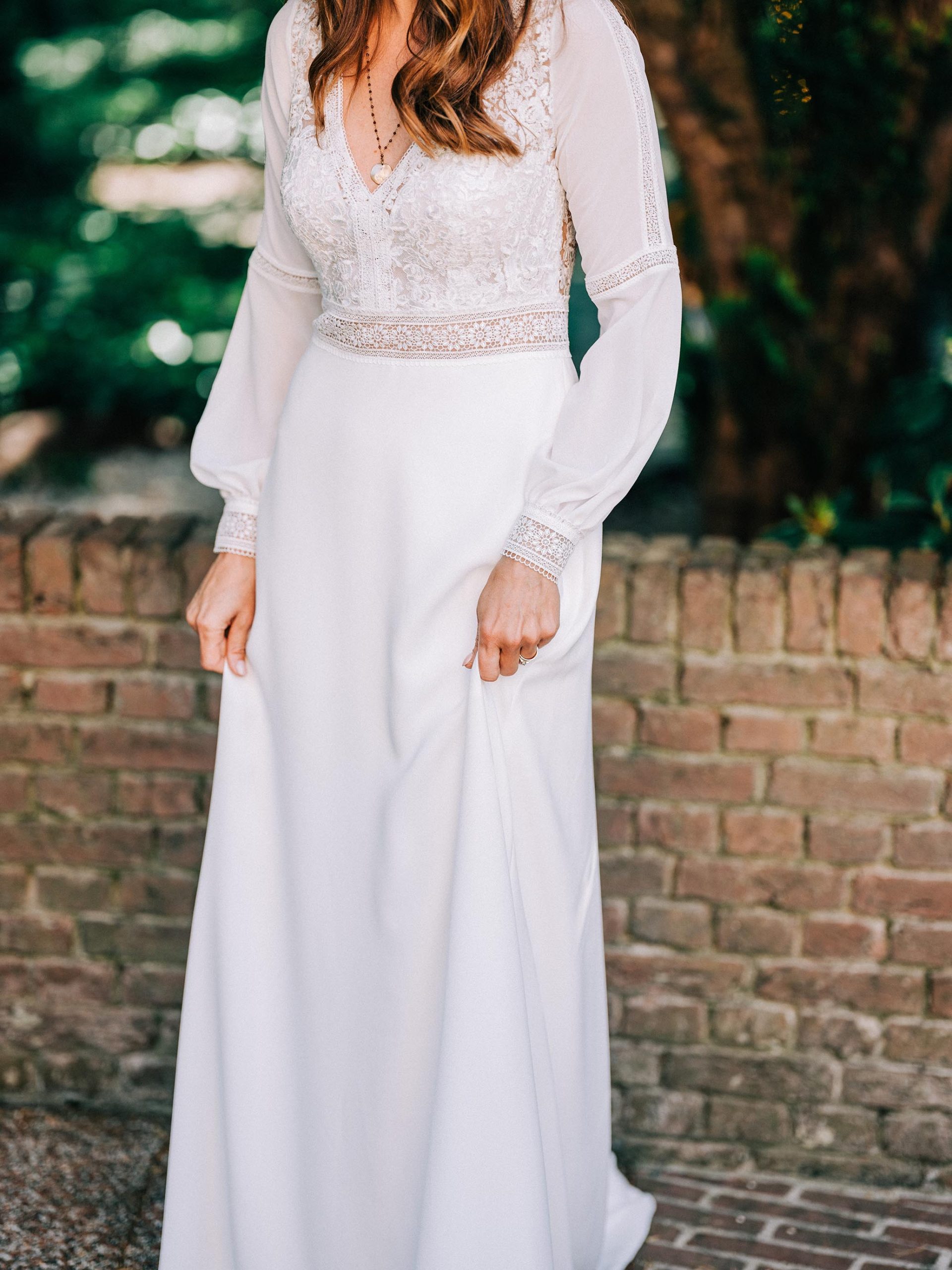 boho-bruid in flowy jurk met kant.