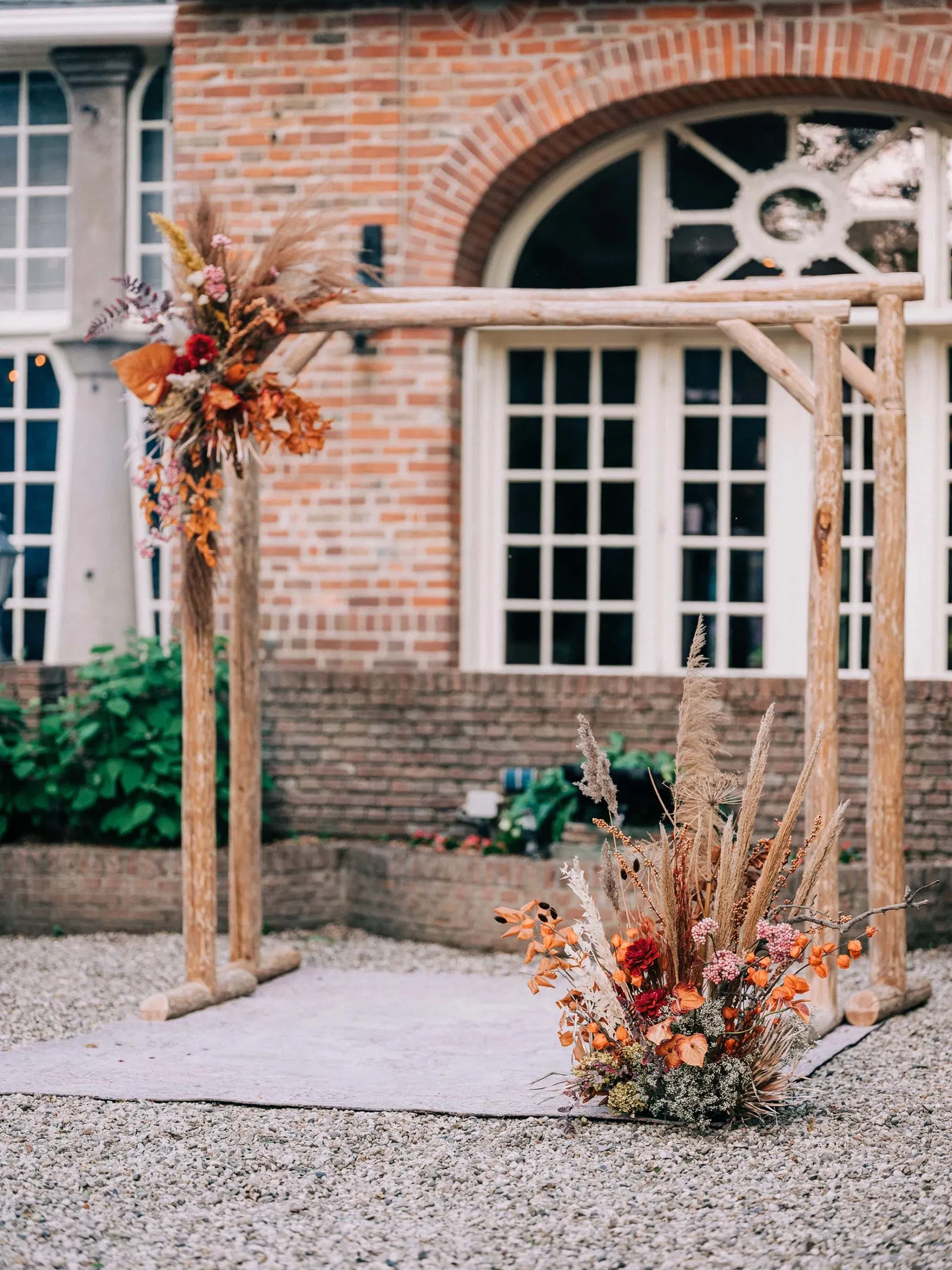 decoratieboog boho-bruiloft, hout met bloemen en pampasgras
