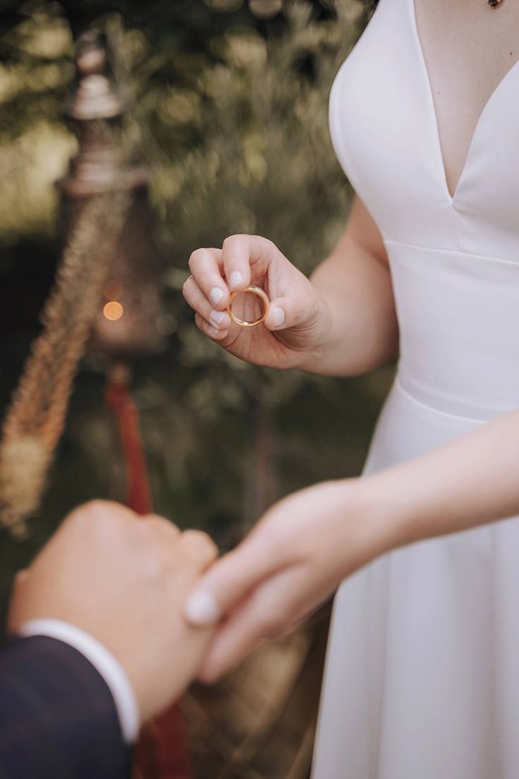 bruidspaar tijdens trouwceremonie. bruid doet ring om bij bruidegom