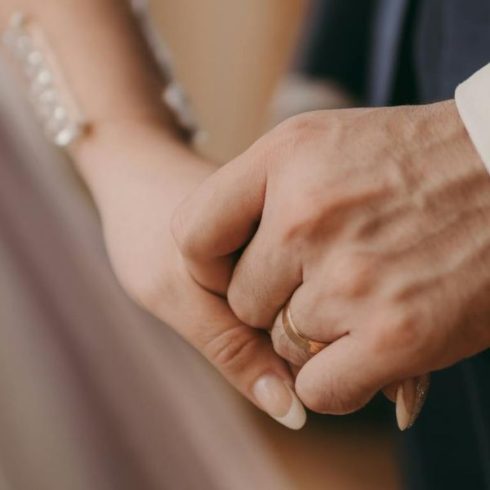 bruidspaar houdt elkaars hand vast