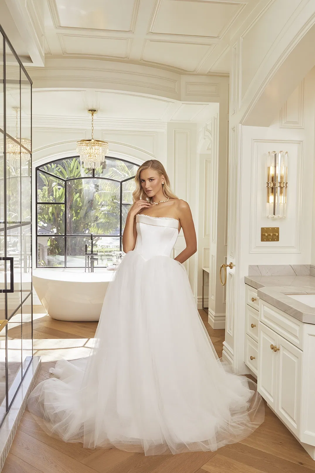 bruid in strapless trouwjurk met grote tule rok.