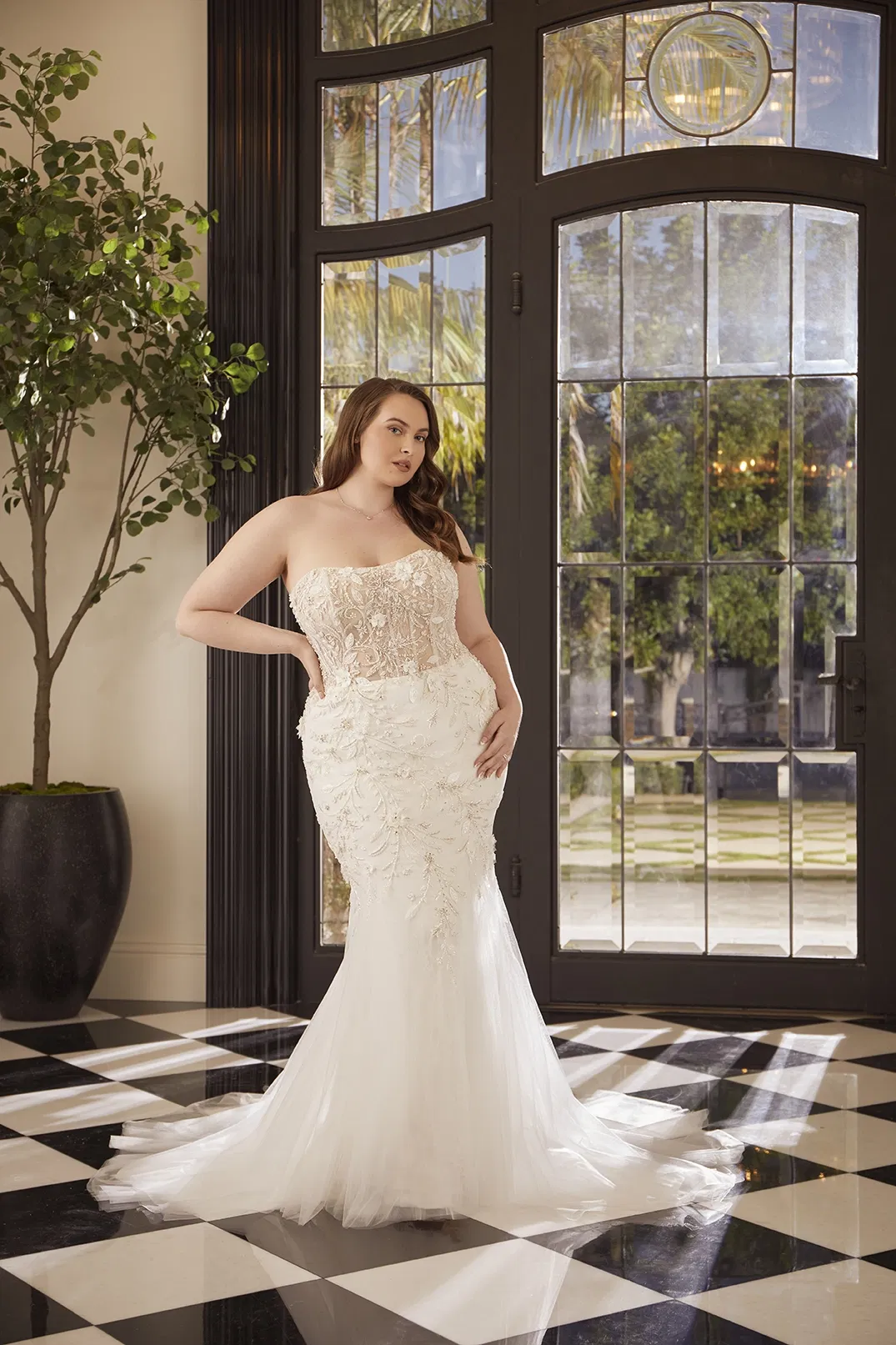 bruid in strapless trouwjurk. prachtig versierd met strak lijfje en strak uitlopende rok van tule.