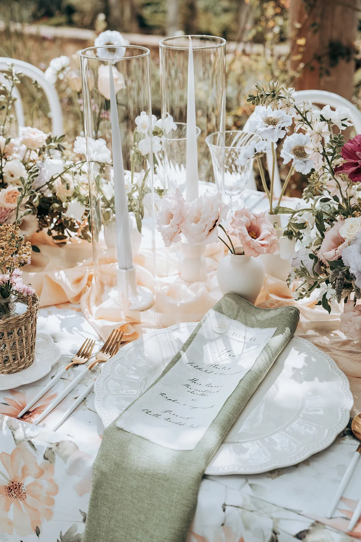 romantisch gedekte tafel voor bruiloftslunch