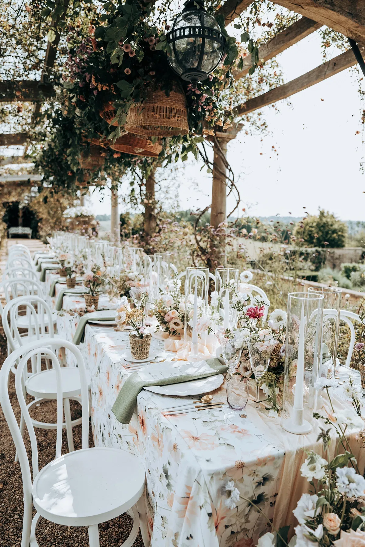 romantisch gedekte tafel voor bruiloftslunch