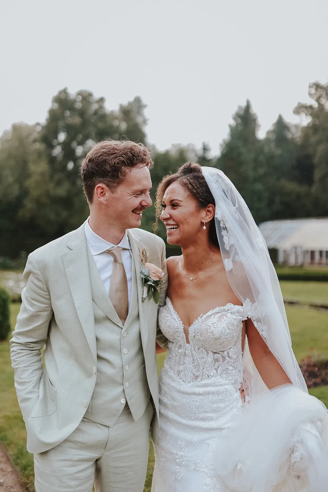 Bruidspaar kijkt elkaar verliefd aan.