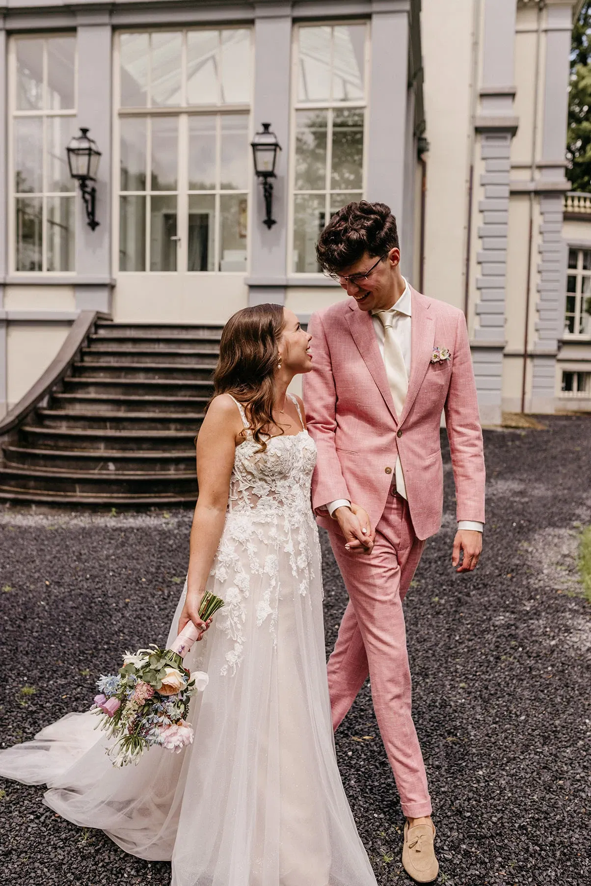 Bruidspaar voor trouwlocatie