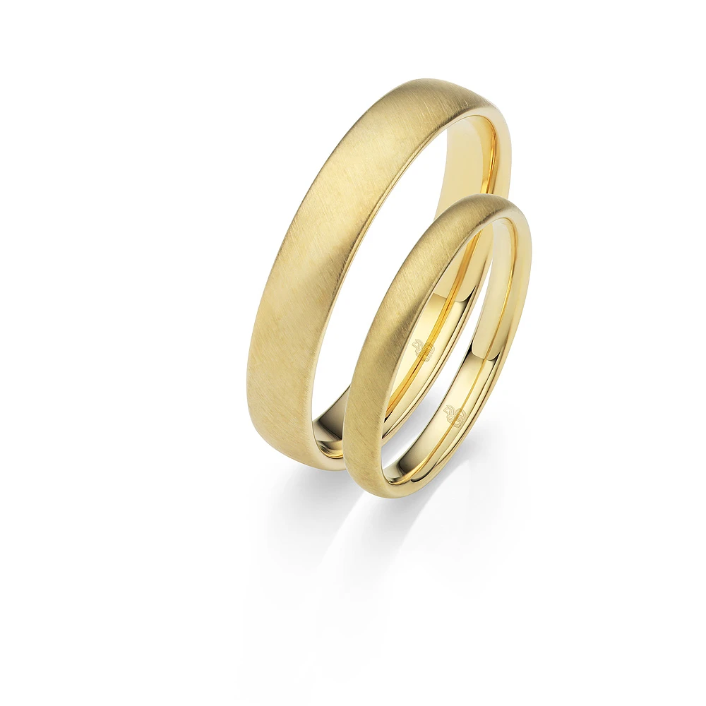 Twee elegante geelgouden trouwringen met een subtiele matte afwerking, symbool van tijdloze liefde en verfijning