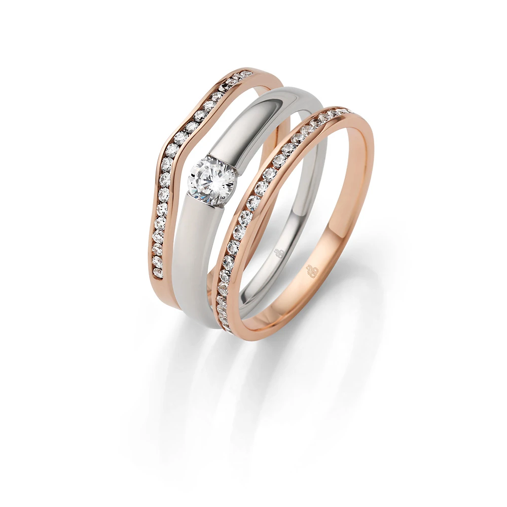 Een verfijnde combinatie van witgouden en roségouden ringen, versierd met sprankelende diamanten en een centrale solitaire diamant, ideaal voor een moderne en romantische stijl.