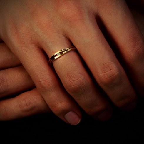 Goude trouwringen aan een hand