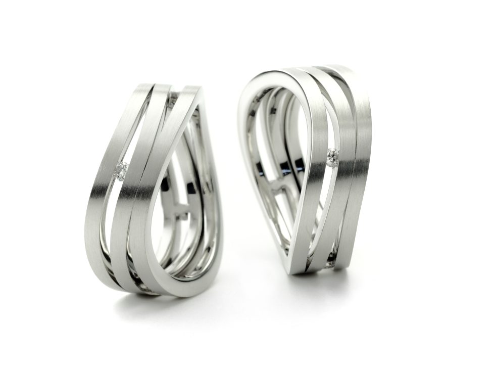 Twee witgouden trouwringen in speciale vormen van Vincent van Hees
