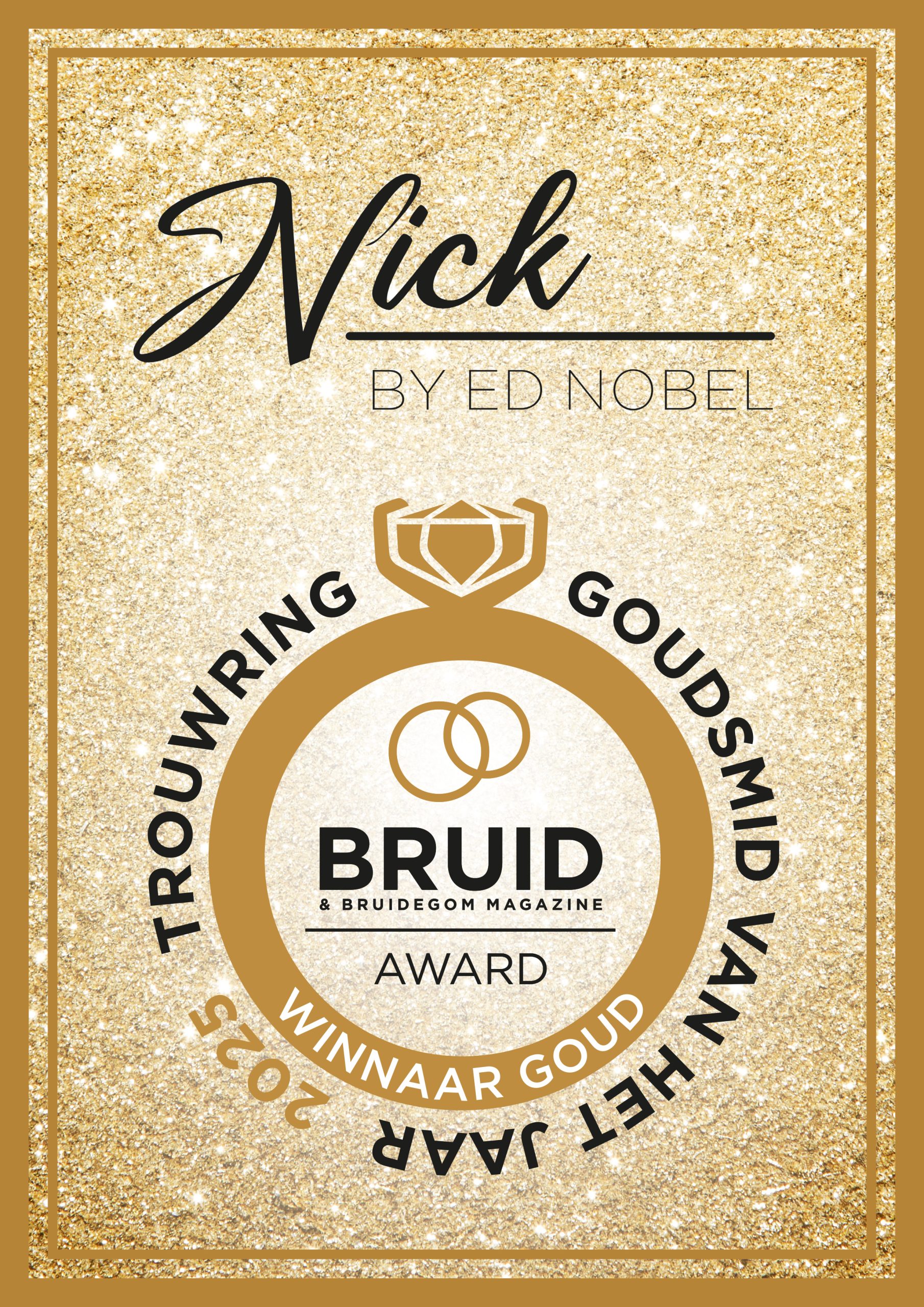 Een gouden award-certificaat met glinsterende achtergrond, toegekend aan "Nick by Ed Nobel" als winnaar van de "Goudsmid van het Jaar 2025" prijs door Bruid & Bruidegom Magazine. In het midden staat een gouden trouwringensymbool met de tekst "Bruid & Bruidegom Magazine Award," omringd door decoratieve elementen en een kroonvormig icoon.