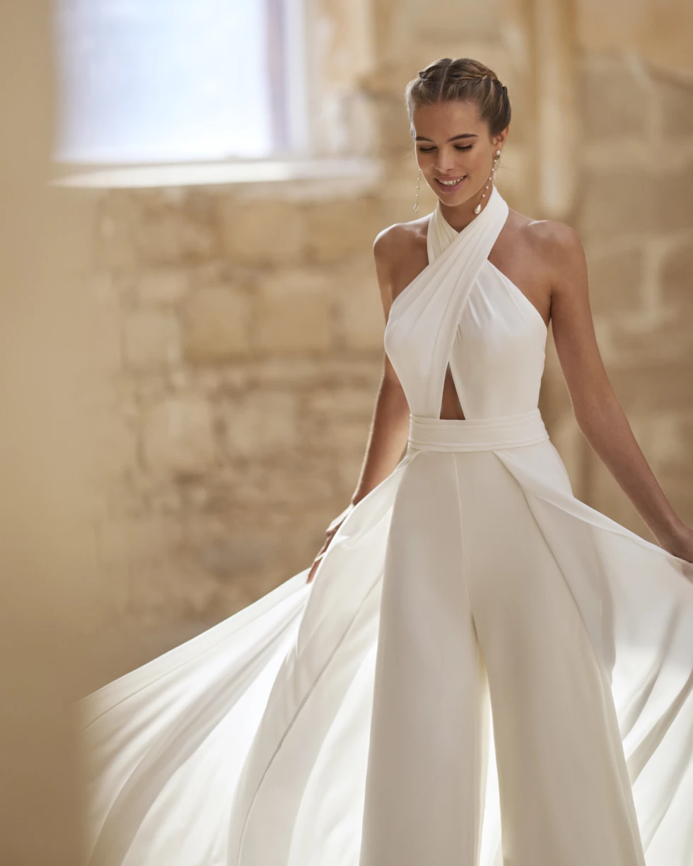 Trouwpak van Alma Novia. Deze heeft een mooie cape