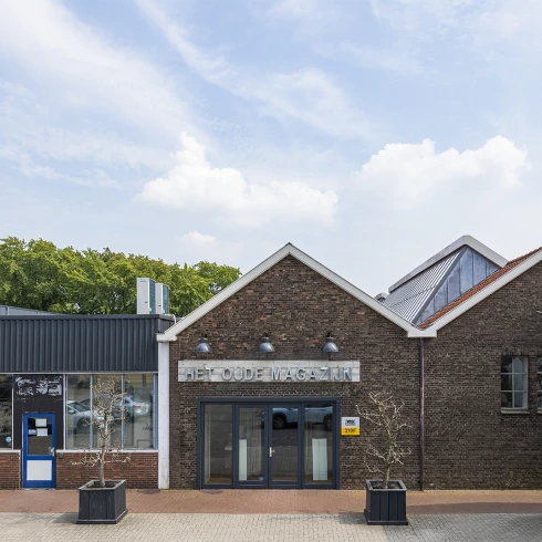 De industriële gevel van Het Oude Magazijn in Amersfoort ademt karakter en historie – perfect als rauwe, sfeervolle trouwlocatie met een moderne twist.