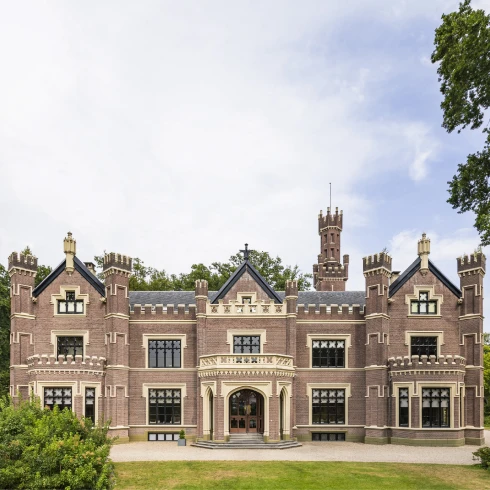 Wat een imposant aanzicht! Kasteel De Schaffelaar straalt grandeur uit met zijn kenmerkende kantelen, torentjes en symmetrische gevel. Deze locatie ademt historie en is bij uitstek geschikt voor een romantische sprookjesbruiloft. Of je nu aankomt via het oprijpad of poseert op het bordes: dit kasteel vormt het ultieme decor voor een onvergetelijke trouwdag.