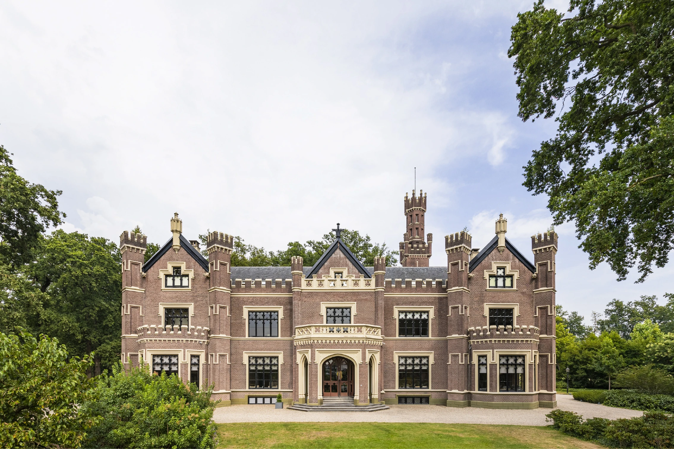 Wat een imposant aanzicht! Kasteel De Schaffelaar straalt grandeur uit met zijn kenmerkende kantelen, torentjes en symmetrische gevel. Deze locatie ademt historie en is bij uitstek geschikt voor een romantische sprookjesbruiloft. Of je nu aankomt via het oprijpad of poseert op het bordes: dit kasteel vormt het ultieme decor voor een onvergetelijke trouwdag.