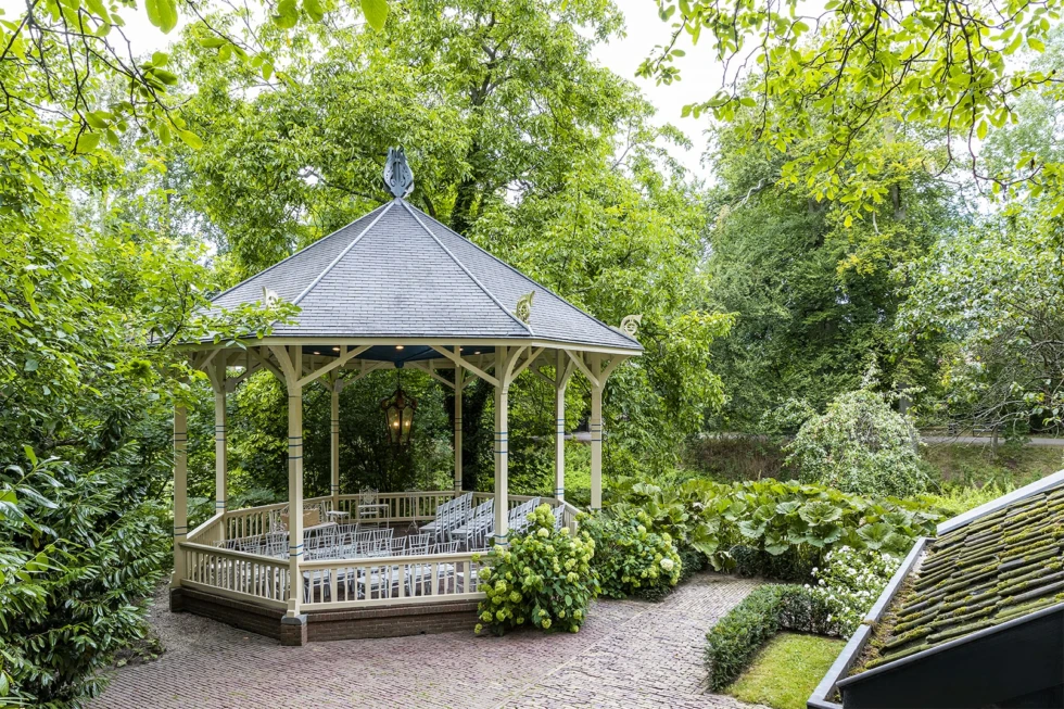 Romantisch prieel in de tuin van Kasteel Duurstede, omringd door weelderig groen.