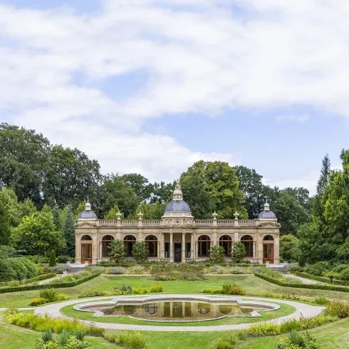 Exclusieve trouwlocatie Oranjerie Hydepark met weelderige tuinen en monumentaal pand – romantische setting voor een luxe bruiloft in klassieke stijl.