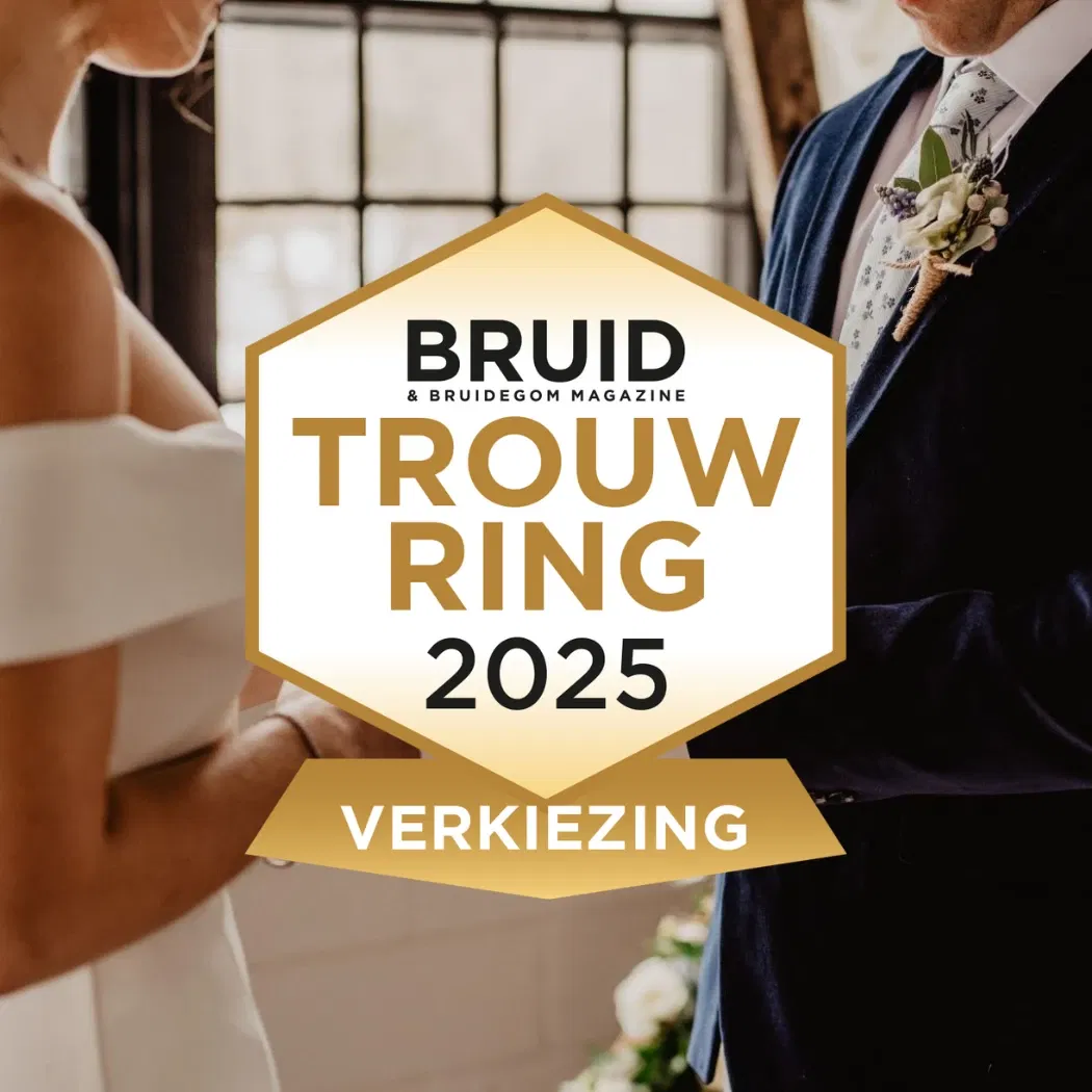 Bruid en bruidegom wisselen trouwringen uit tijdens ceremonie – verkiezing Trouwring 2025 door Bruid & Bruidegom Magazine.