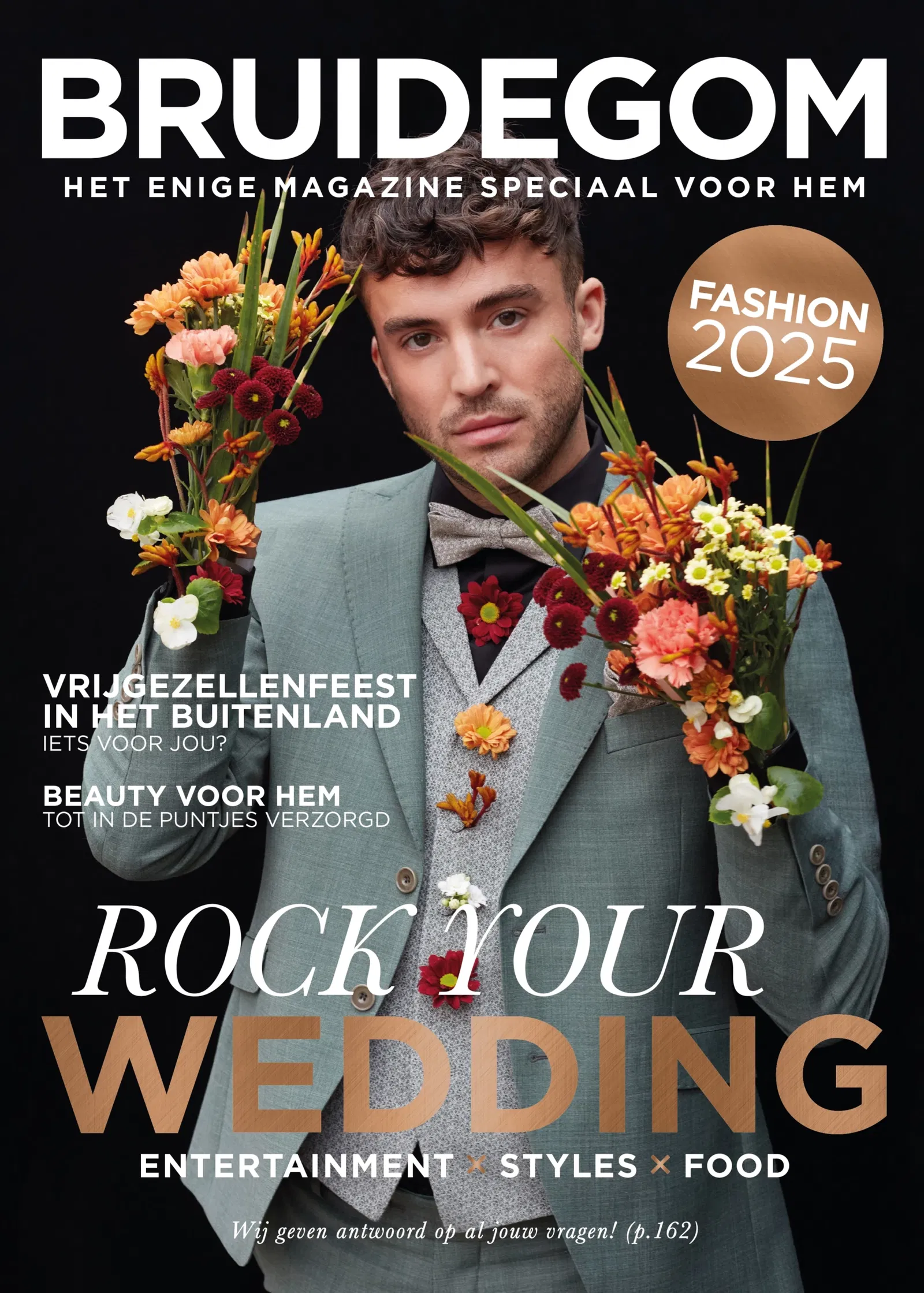 Stijlvolle bruidegom in lichtgroen pak met bloemen, cover van magazine speciaal voor de moderne man in 2025.