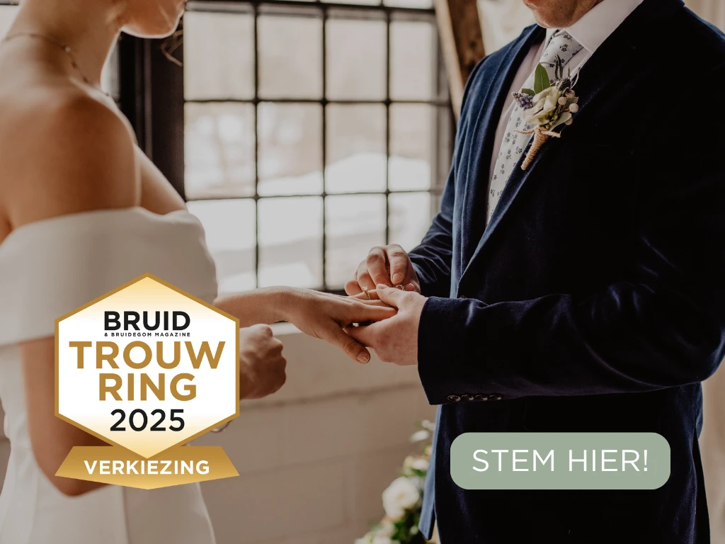 Close-up van een bruid en bruidegom tijdens het omdoen van de trouwring, met op de voorgrond een logo voor de 'Bruid & Bruidegom Magazine Trouwring Verkiezing 2025' en een groene knop met de tekst 'STEM HIER!