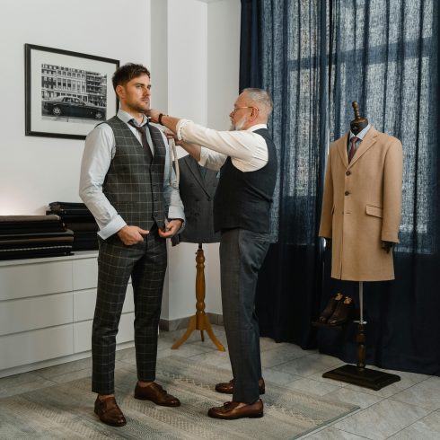 Man laat een maatpak maken in een atelier