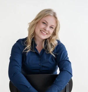 Portret van een jonge dame met blond haar.