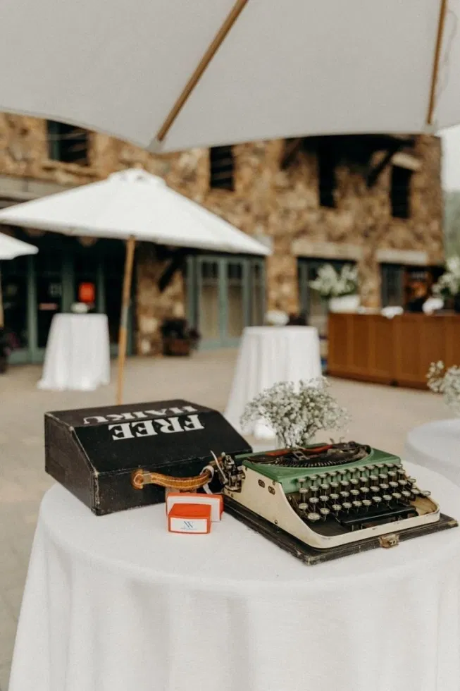 Oude typemachine op een bruiloft als entertainment.