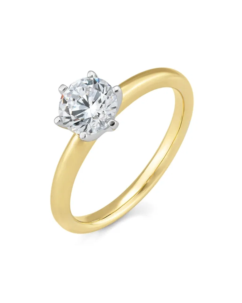 Geelgouden verlovingsring met ronde briljant geslepen diamant in zes pootjes zetting, geïsoleerd op witte achtergrond.