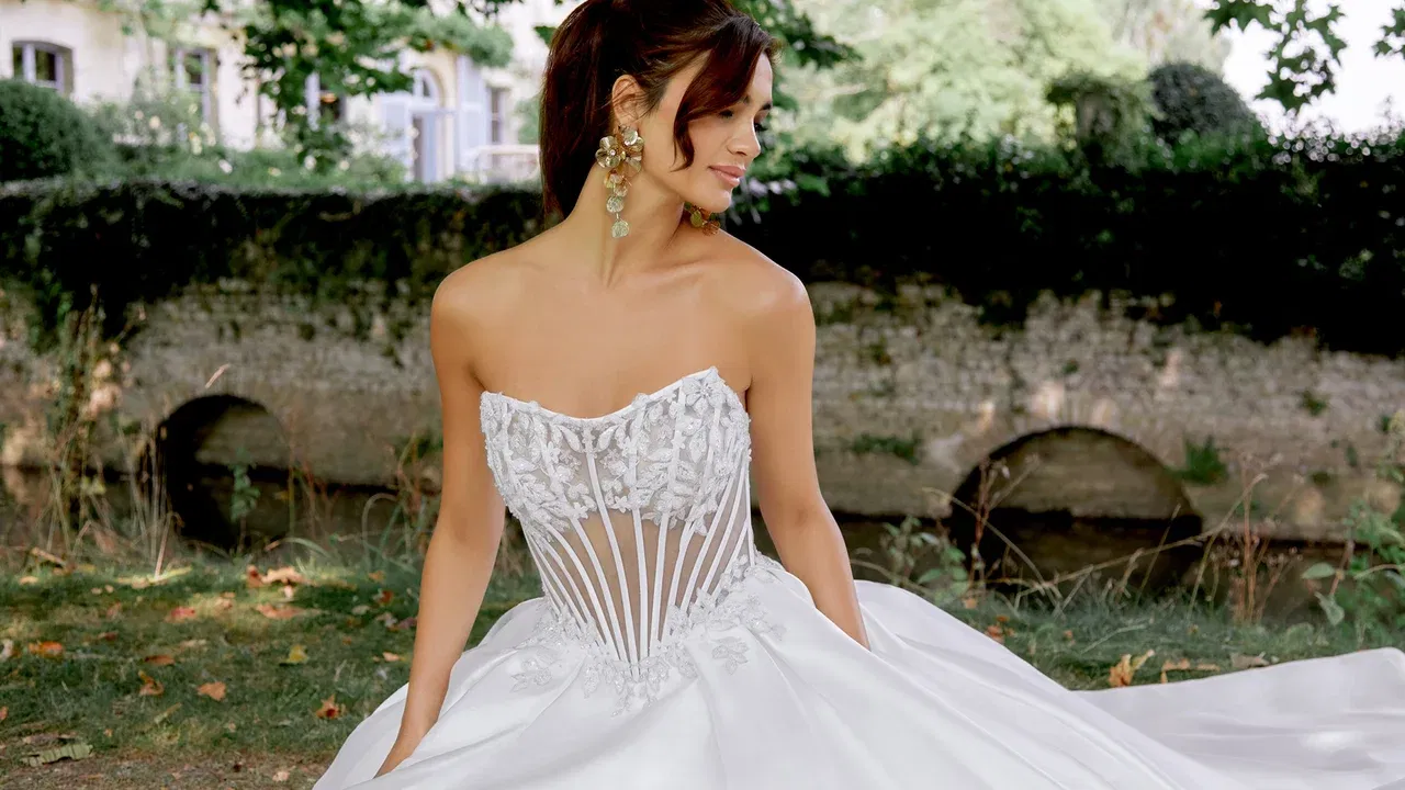 Mikado balgown trouwjurk met zichtbare baleinen en bloemendetail.