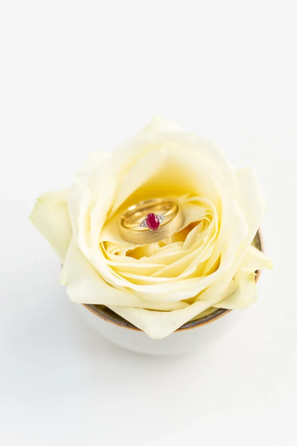 Verlovingsring ligt in een doosje met een gele bloem erin.