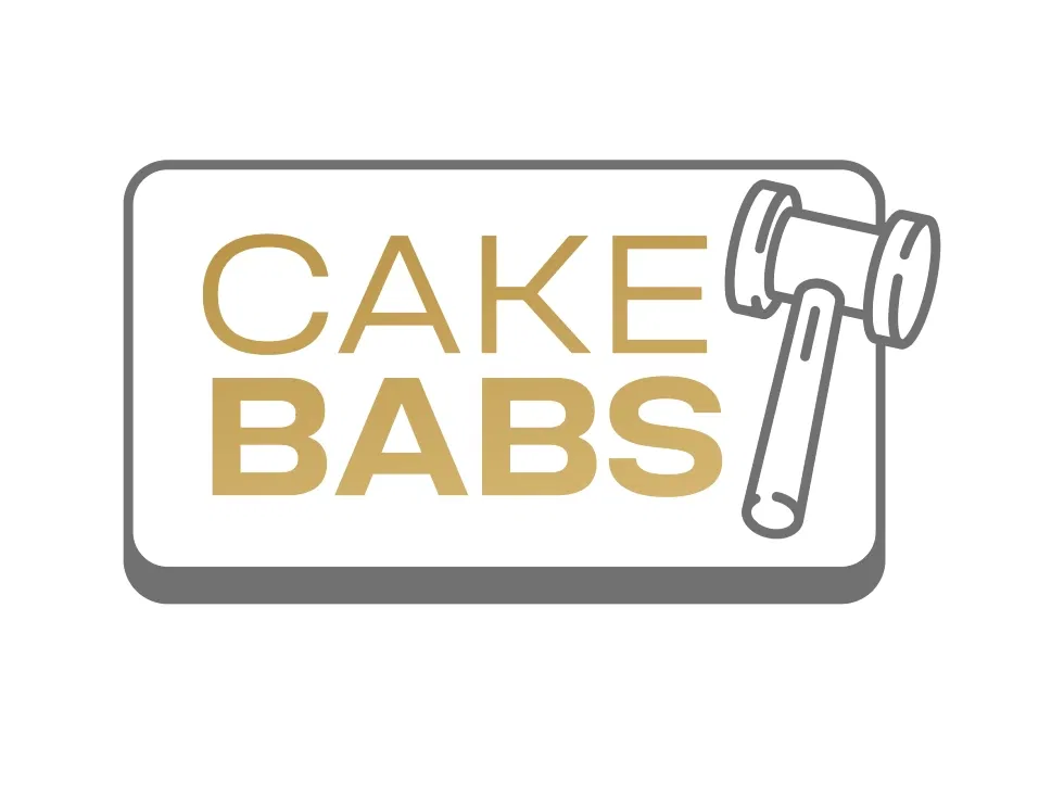 Logo van Cake Babs met gouden letters en een grijze hamer op zwarte achtergrond