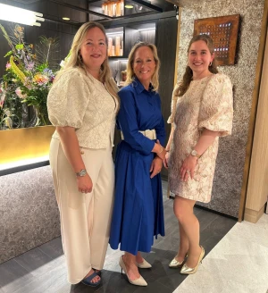 Drie vrouwen die poseren voor een foto in de nieuwe winkel met trouwringen van Van Hell juweliers in Zwolle.