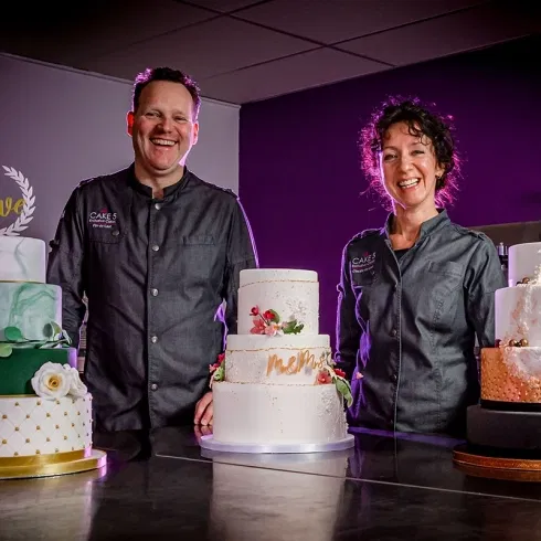 Twee taartenspecialisten presenteren drie luxe bruidstaarten in diverse stijlen in hun patisseriekeuken