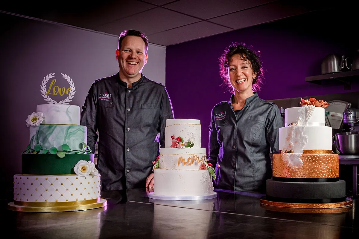 Twee taartenspecialisten presenteren drie luxe bruidstaarten in diverse stijlen in hun patisseriekeuken