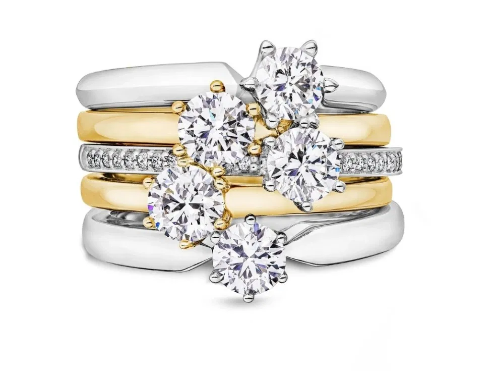 Trouwringenset van Giloy in geelgoud en witgoud met diamanten.