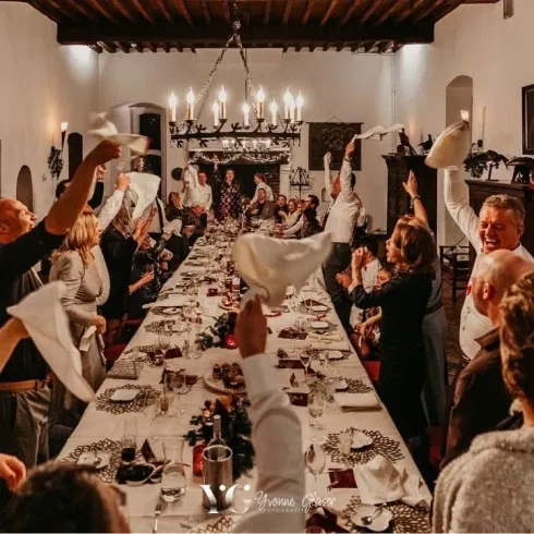 Groep mensen dat aan een hele lange tafel aan het eten zijn