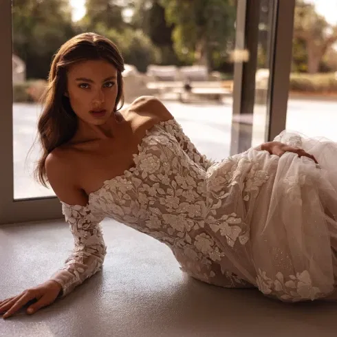 Bruid met een mooie witte bruidsjurk aan als trend