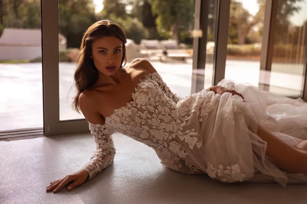 Bruid met een mooie witte bruidsjurk aan als trend