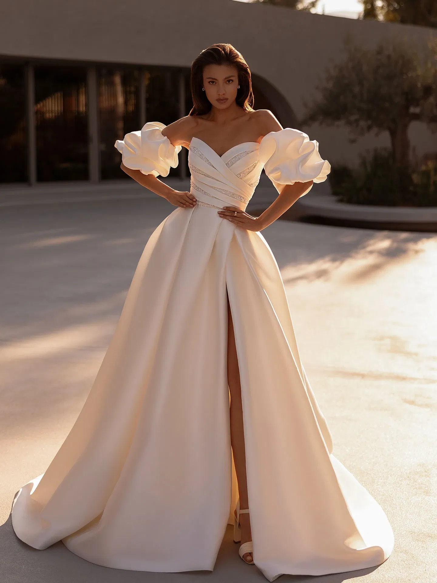 Bruid met witte trouwjurk aan met pofmouwen trend