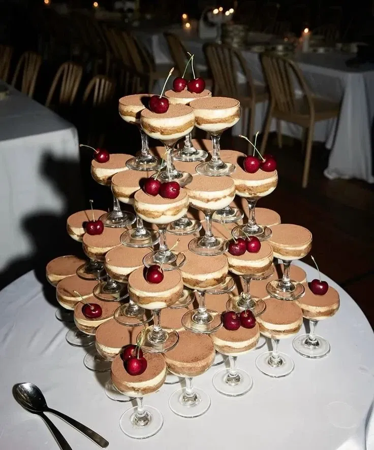 Toetjes toren van champagne glazen vol met tiramisu