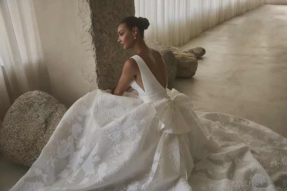 Trouwjurk van Casablanca Bridal. De jurk is gemaakt van lichtgevende jacquard met bloemenreliëf, gelaagd over luchtige tule en voering.