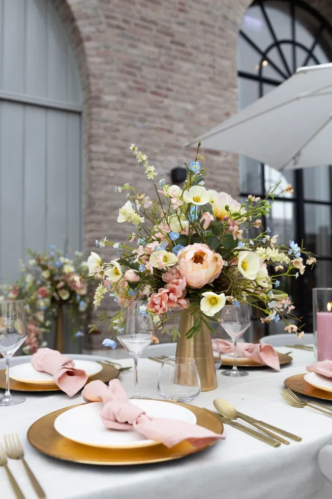 Molen de Zwaluw, styling, boeket op tafel