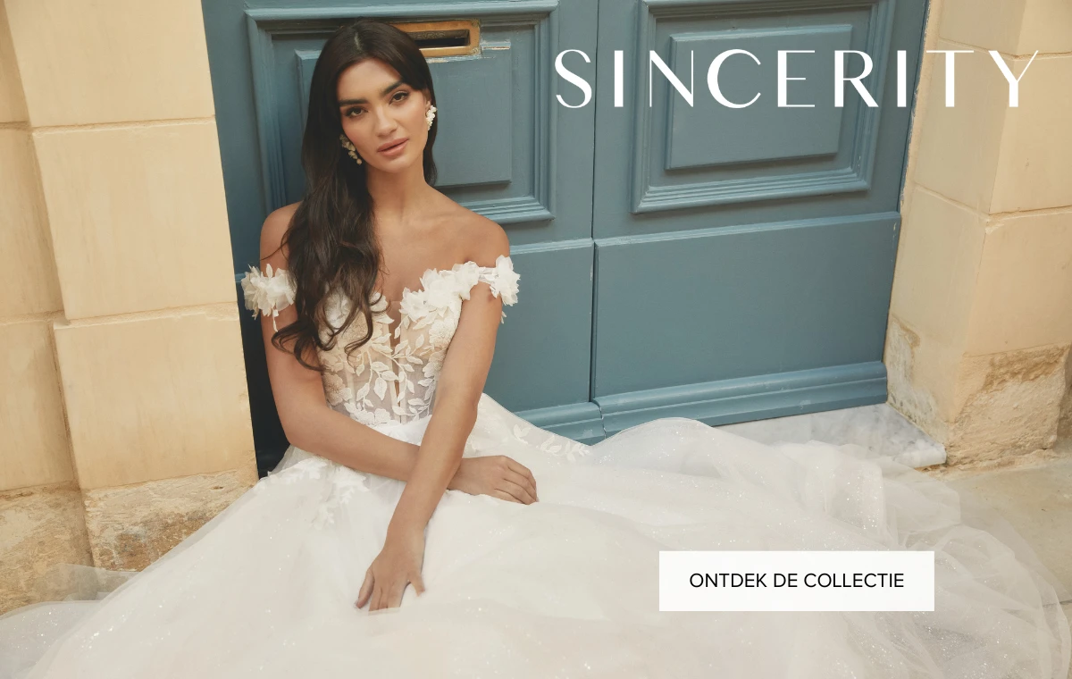 Bruid in een witte off-shoulder trouwjurk met bloemenkant, zittend voor een blauwe deur. Tekst: Sincerity. Knop: Ontdek de collectie.